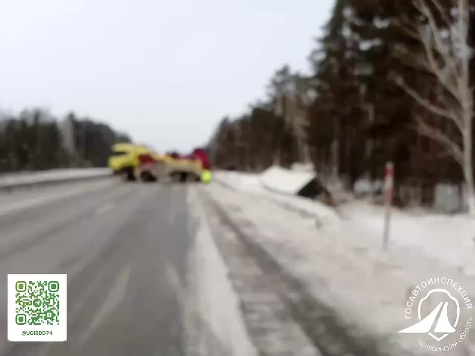 ВНИМАНИЕ, водители!. На автодороге М5 «Урал», 92 км (подъезд к Екатеринбургу) произошло ДТП с участием грузового автомобиля