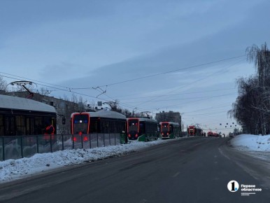 Большая очередь трамваев на Победе начала двигаться