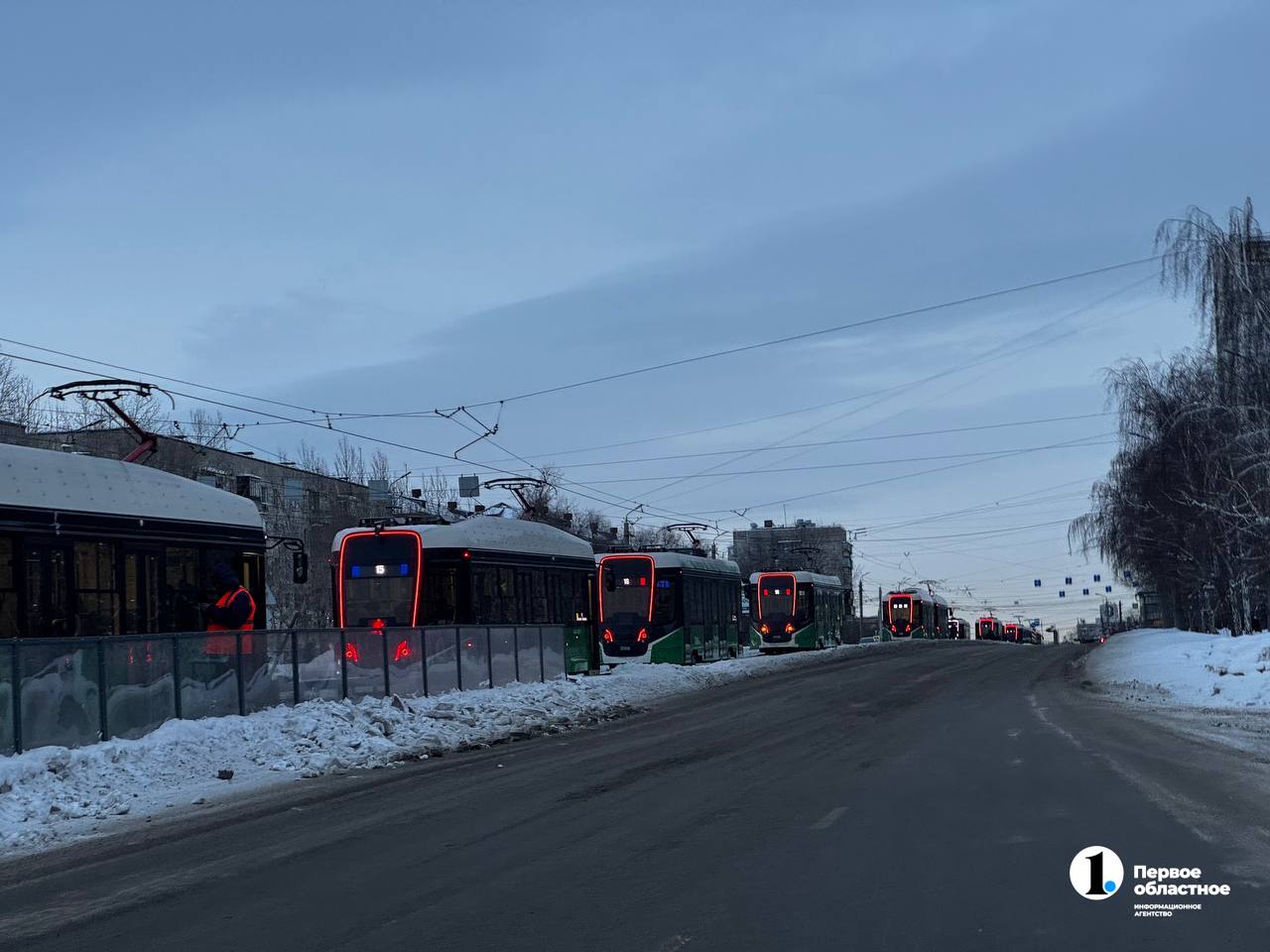Большая очередь трамваев на Победе начала двигаться