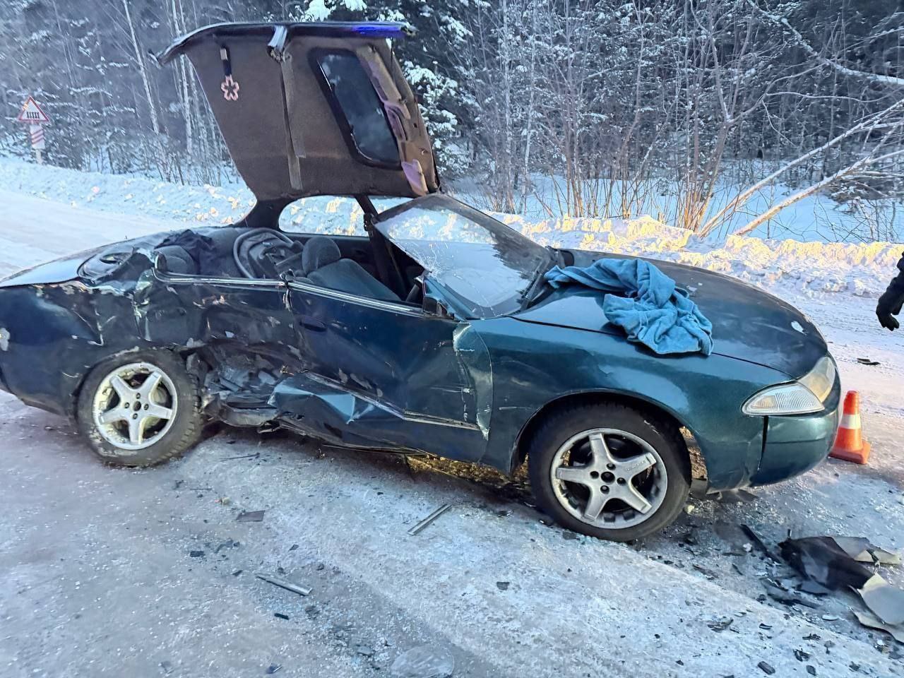 Водителя зажало в машине. Потребовалась помощь спасателей Водителя зажало в машине. Потребовалась помощь спасателей