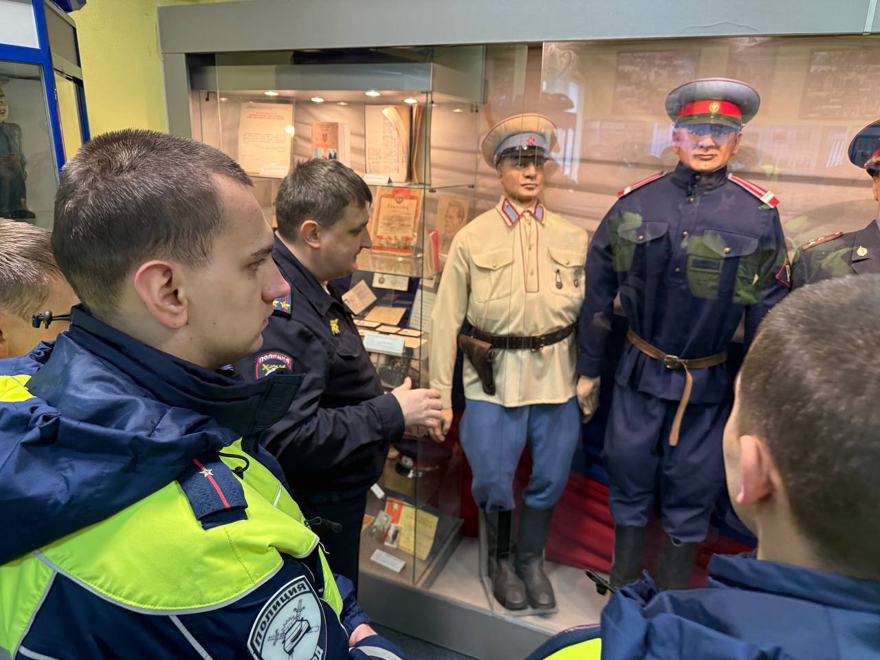 Связь поколений: в год 90-летия Госавтоинспекции новые кадры изучают историю службы в музее Связь поколений: в год 90-летия Госавтоинспекции новые кадры изучают историю службы в музее
