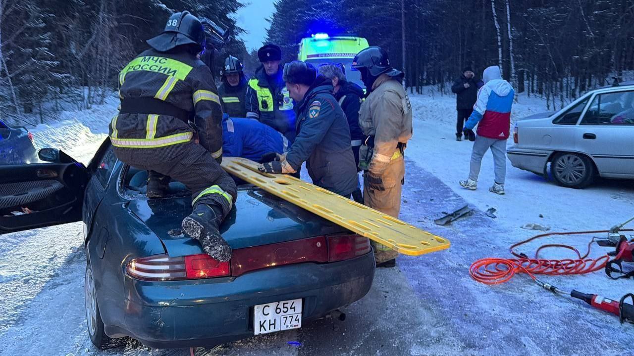 Водителя зажало в машине. Потребовалась помощь спасателей Водителя зажало в машине. Потребовалась помощь спасателей