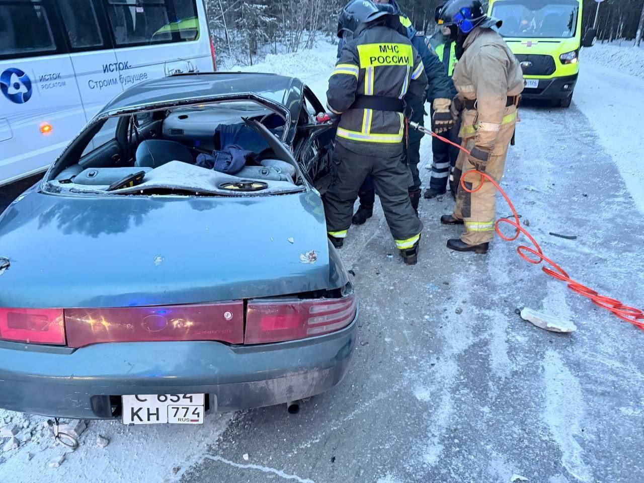 Водителя зажало в машине. Потребовалась помощь спасателей Водителя зажало в машине. Потребовалась помощь спасателей