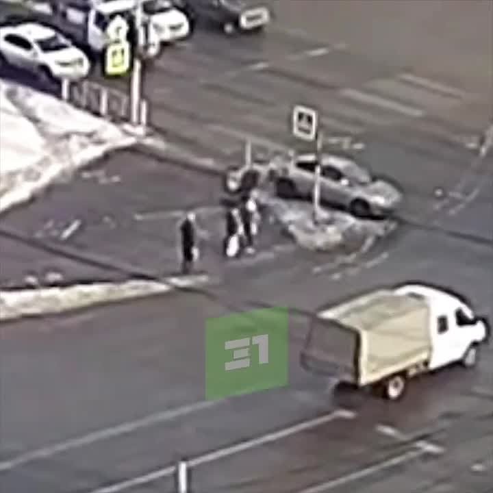 Теперь забор не выдержал. В Челябинске ограждение едва не прилетело в пешеходов