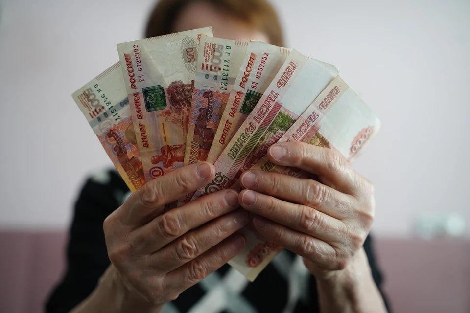 В Миассе прокуратура помогает 73-летней женщине вернуть деньги, которые она передала мошенникам