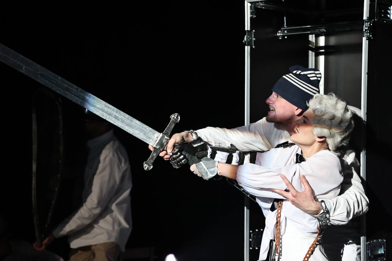 Взрослую сказку по пьесе Карло Гоцци представил челябинцам Камерный театр Взрослую сказку по пьесе Карло Гоцци представил челябинцам Камерный театр