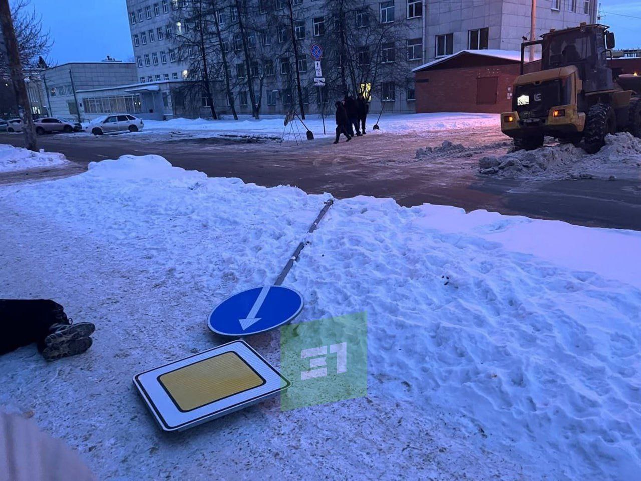 Трактор сбил дорожный знак