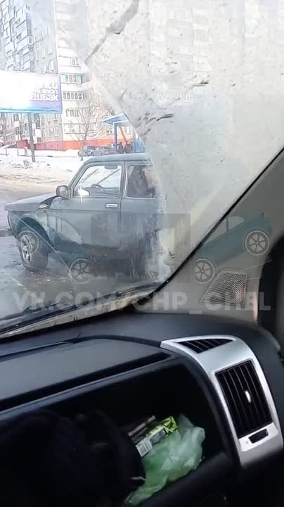 "Нива" сбила двух пешеходов на переходе и врезалась в автобус