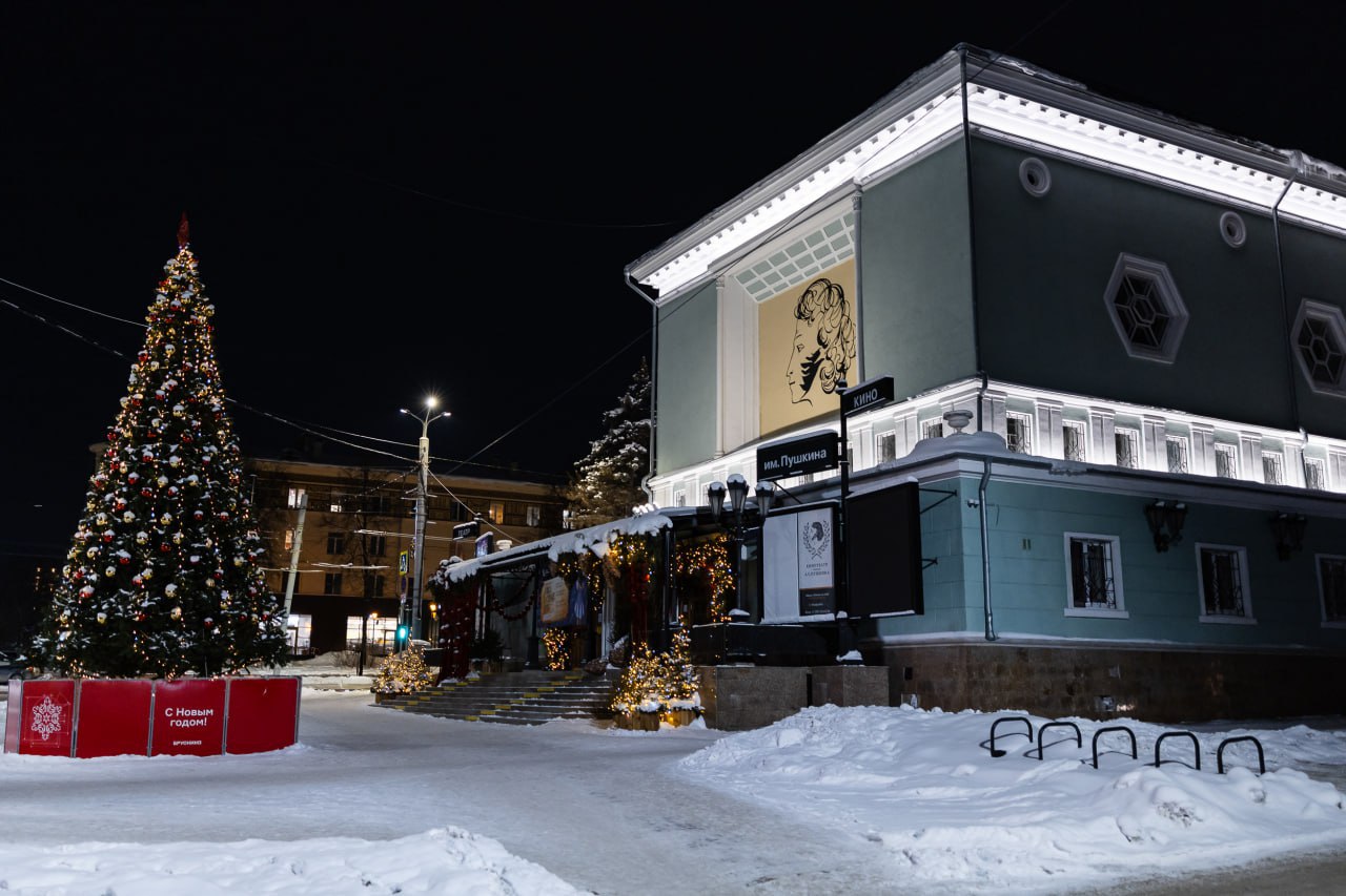 В Челябинске установили архитектурную подсветку на здании кинотеатра имени Пушкина – сейчас там располагается центр искусств «Театр + Кино»