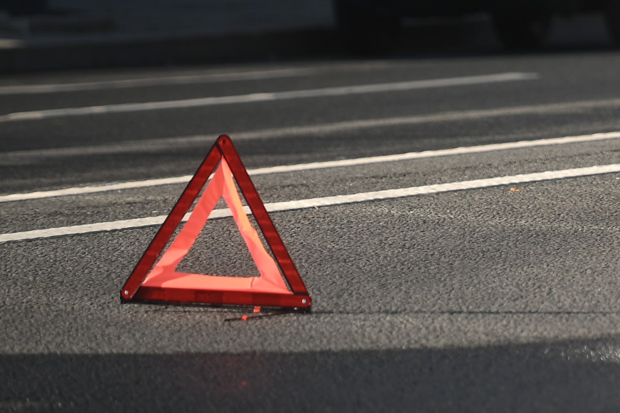 В Челябинске мужчина на «Ниве» сбил двух пешеходов и врезался в маршрутку