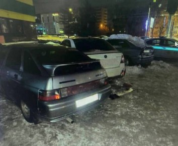 Во дворе Челябинска водитель протаранил три автомобиля и скрылся