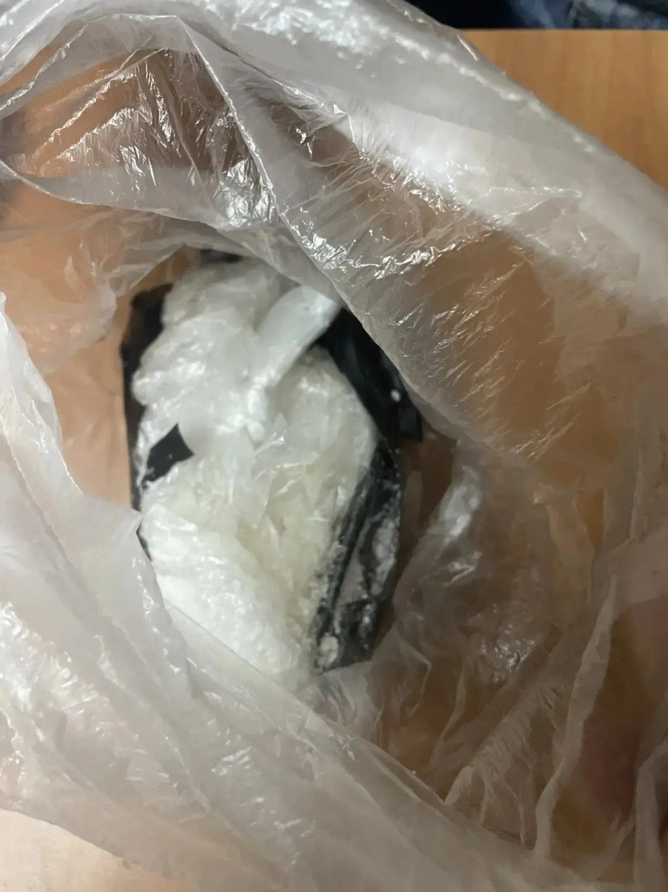 Транспортной полицией Ноябрьска возбуждено уголовное дело в отношении жителя Челябинска, пытавшегося незаконно сбыть почти 200 граммов мефедрона Транспортной полицией Ноябрьска возбуждено уголовное дело в отношении жителя Челябинска, пытавшегося незаконно сбыть почти 200 граммов мефедрона