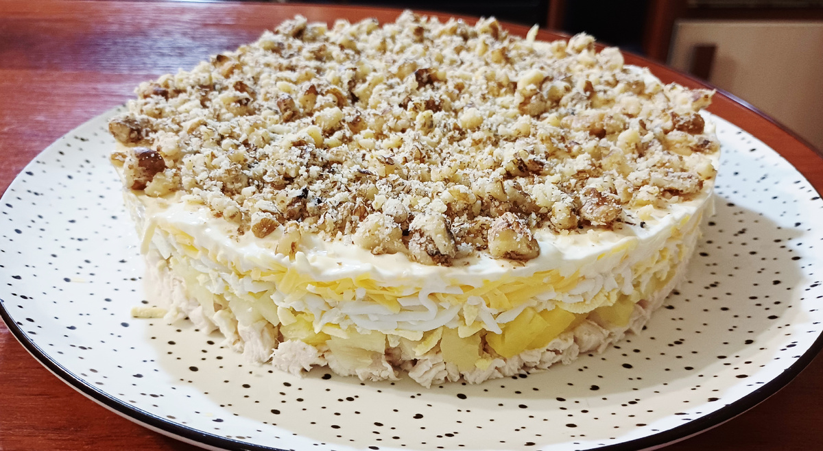 Необычный салат с ананасом, который покорит ваши вкусовые рецепторы