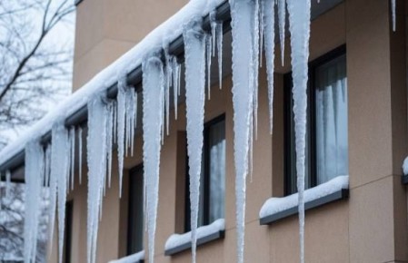 Снежные шапки и ледяные гирлянды: кто в ответе за крыши и балконы