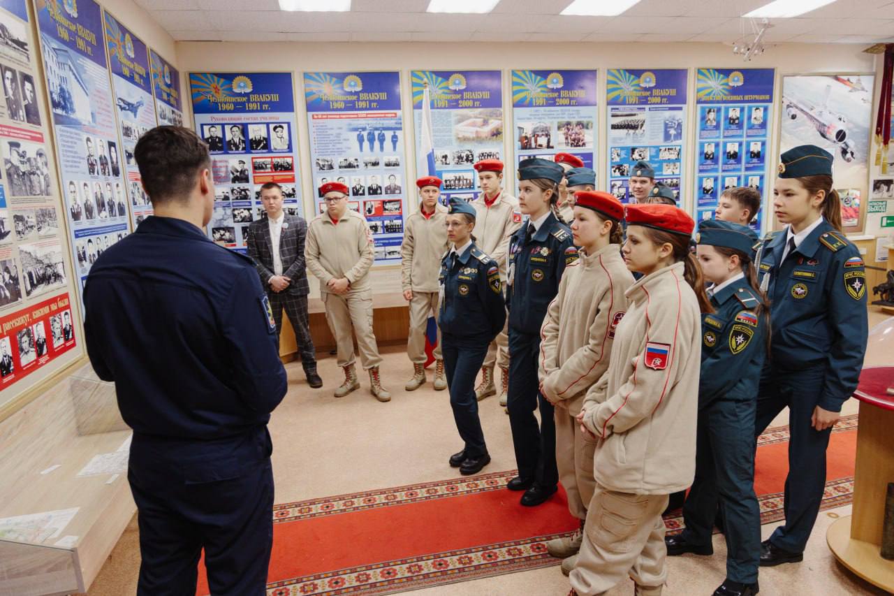 Школьники из Челябинской области на один день стали курсантами ЧВВАКУШа Школьники из Челябинской области на один день стали курсантами ЧВВАКУШа