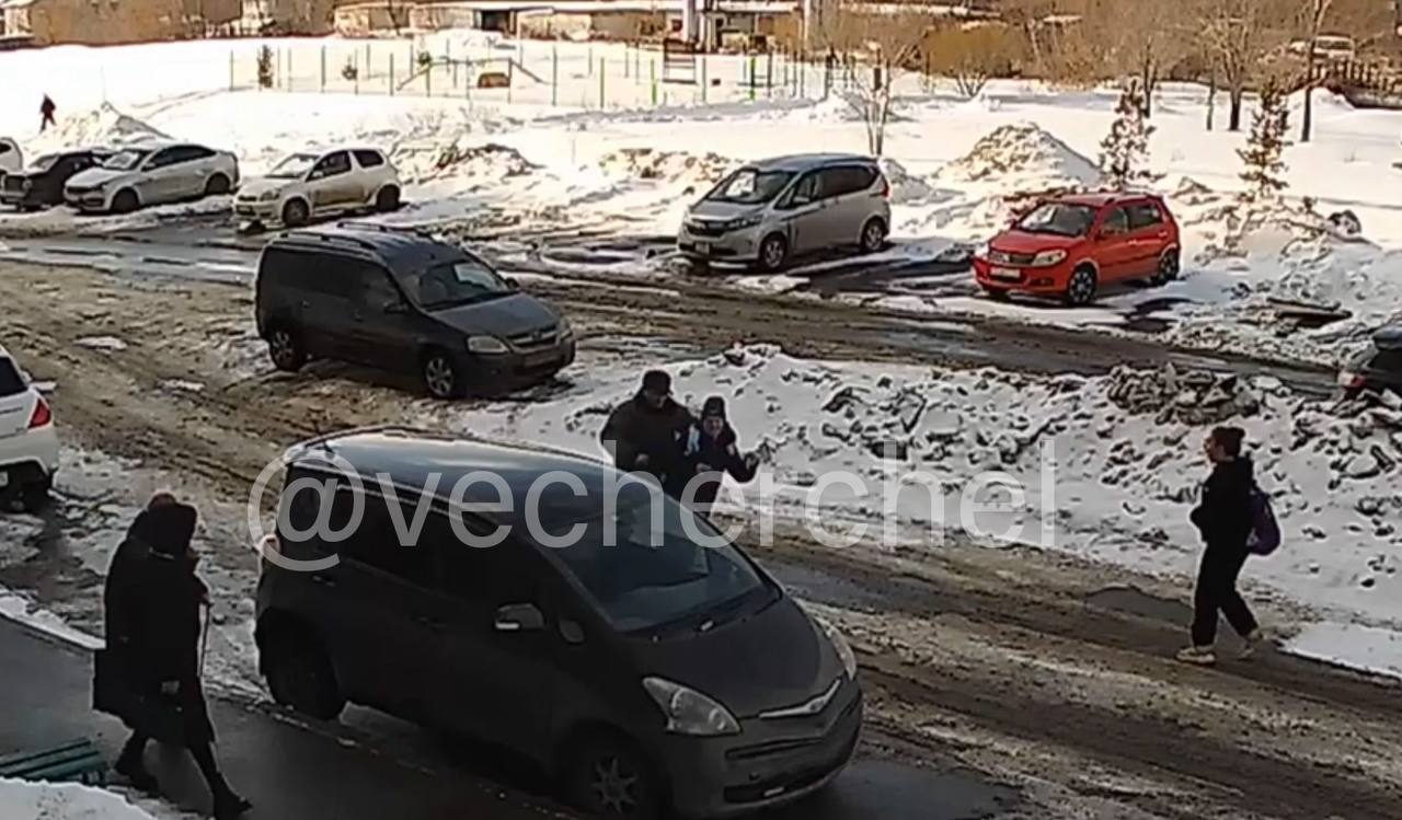 В Челябинске мужчина с ножом напал на женщину на глазах у прохожих