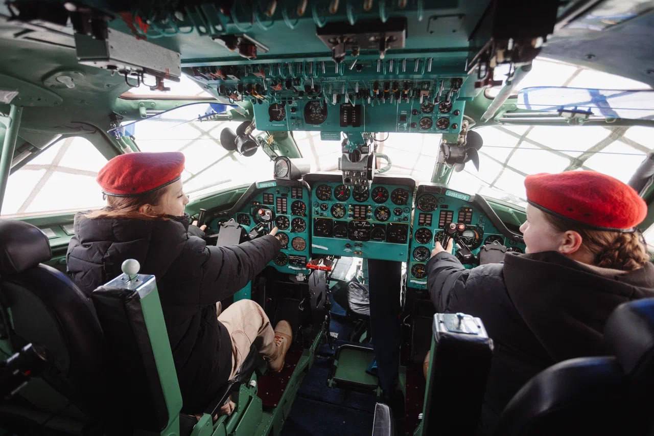 Школьники из Челябинской области на один день стали курсантами ЧВВАКУШа