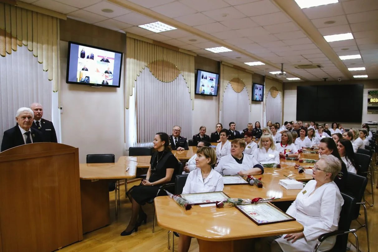Генерал-лейтенант полиции Сергей Космачев поздравил сотрудников ведомственной медицинской службы Генерал-лейтенант полиции Сергей Космачев поздравил сотрудников ведомственной медицинской службы