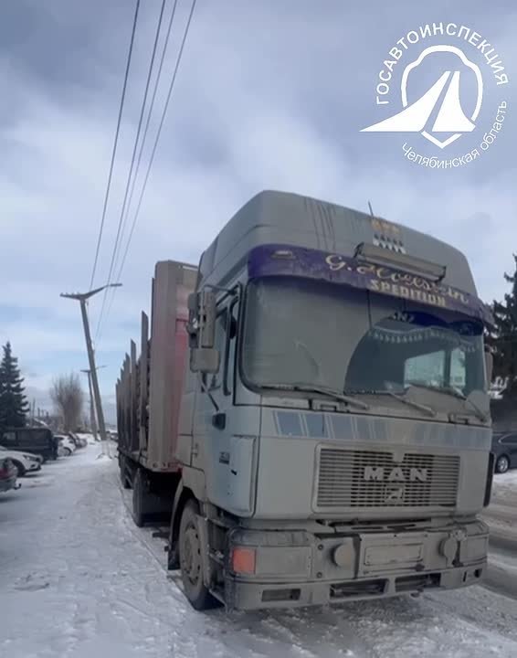 Сотрудниками областного Полка ДПС Госавтоинспекции Челябинской области был остановлен грузовой автомобиль, водитель которого перевозил лес с нарушением правил перевозки