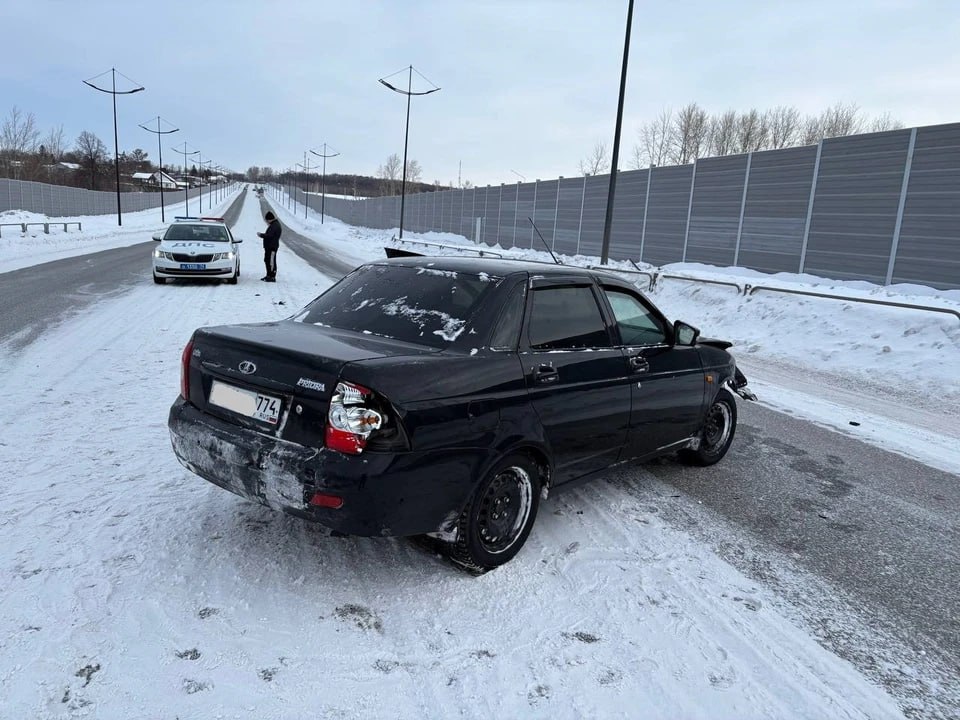 Бросил машину и пассажира: водитель за рулем легковушки протаранил ограждение и сбежал с места ДТП
