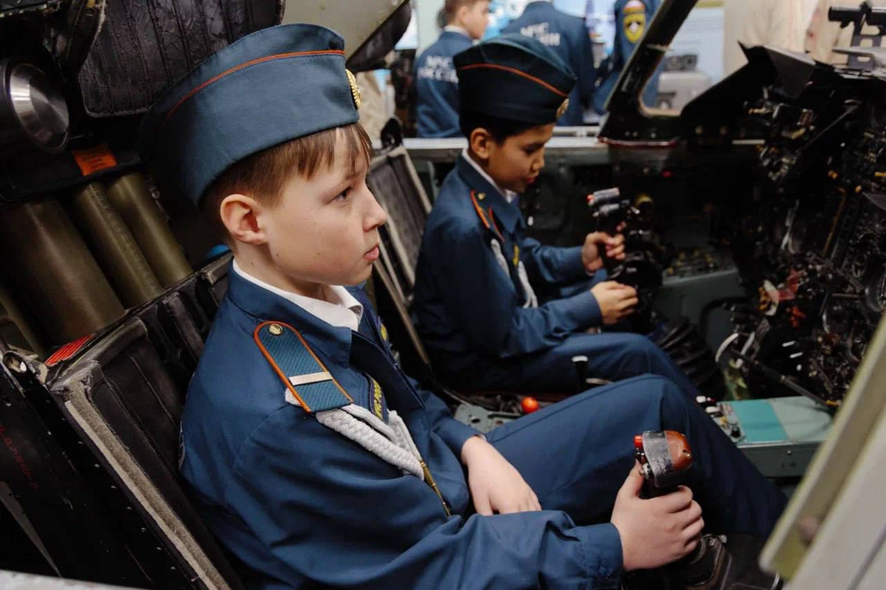 Школьники из Челябинской области на один день стали курсантами ЧВВАКУШа Школьники из Челябинской области на один день стали курсантами ЧВВАКУШа