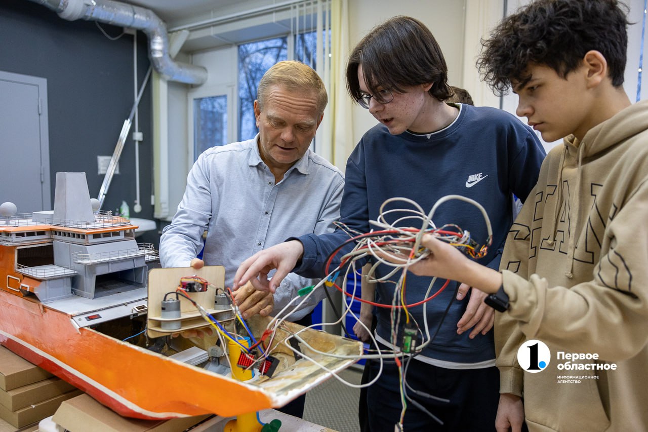 Челябинские школьники собрали для «КОНАРа» копию ледокола «Катерина Великая» Челябинские школьники собрали для «КОНАРа» копию ледокола «Катерина Великая»