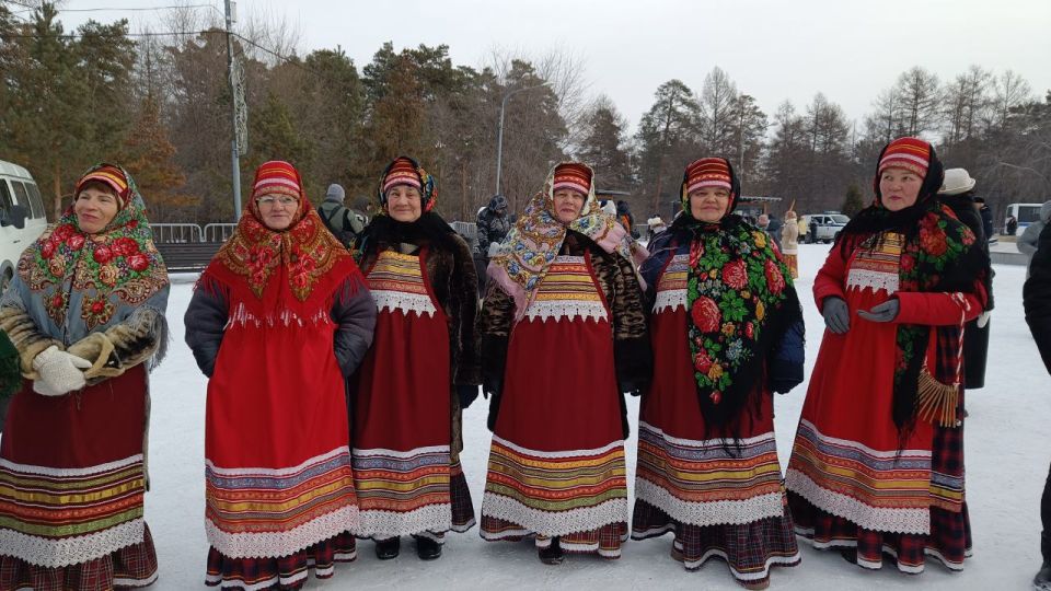Славянский бум: челябинцы скупают старые шубы, русские платки и шапки-кубанки