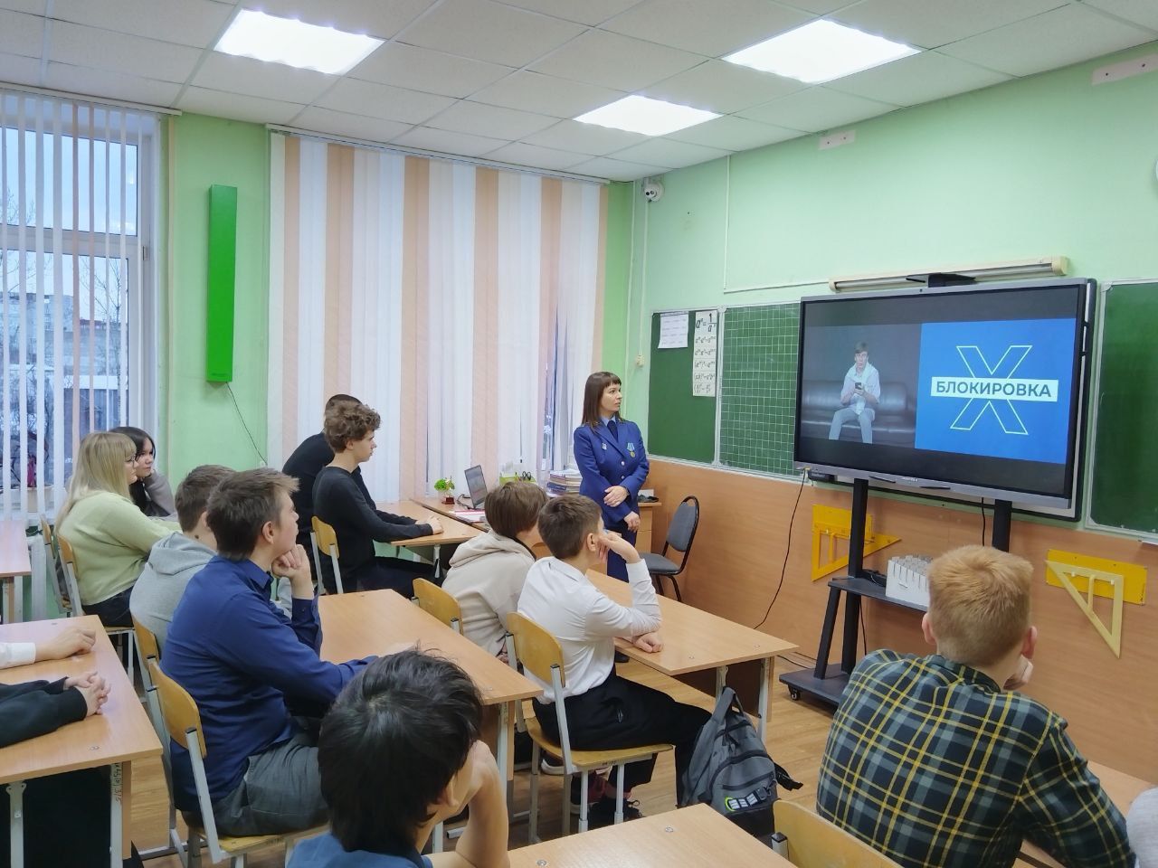 Органами прокуратуры области на постоянной основе проводятся учебные профилактические мероприятия с обучающимися в общеобразовательных учреждениях региона с целью информационно-правового воспитания, развития правовой... Органами прокуратуры области на постоянной основе проводятся учебные профилактические мероприятия с обучающимися в общеобразовательных учреждениях региона с целью информационно-правового воспитания, развития правовой...