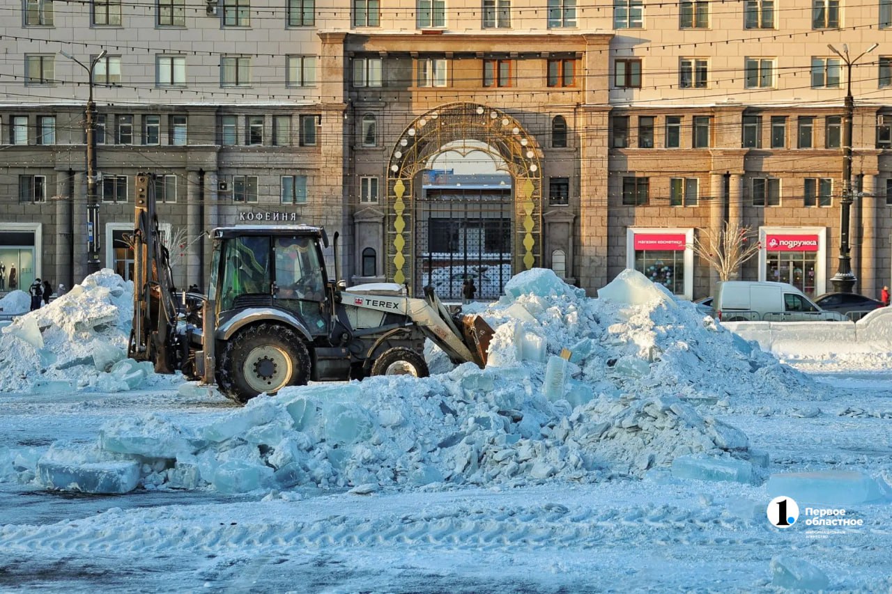 Прощаемся со сказкой: в Челябинске сносят ледовый городок на площади Революции