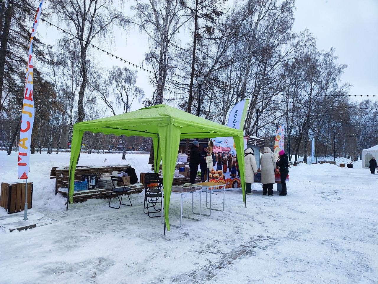 Комсомолка раздает газеты и журналы! Ждём вас в Саду Победы