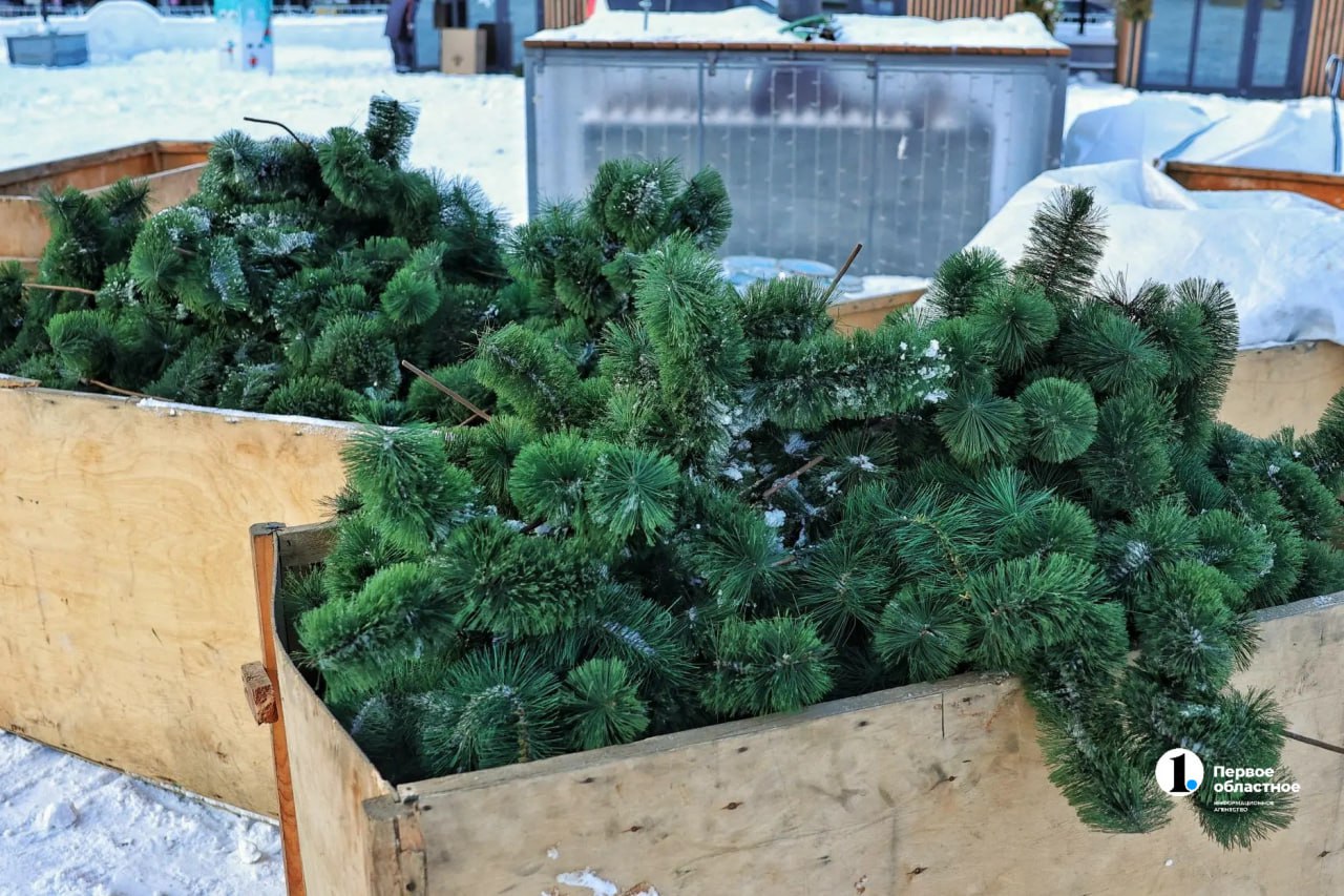 Прощаемся со сказкой: в Челябинске сносят ледовый городок на площади Революции Прощаемся со сказкой: в Челябинске сносят ледовый городок на площади Революции