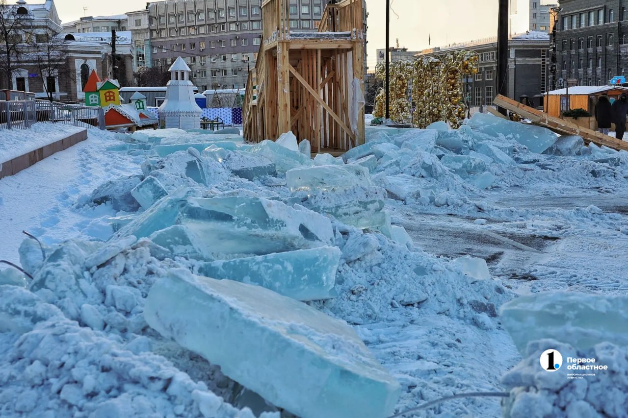 Прощаемся со сказкой: в Челябинске сносят ледовый городок на площади Революции Прощаемся со сказкой: в Челябинске сносят ледовый городок на площади Революции