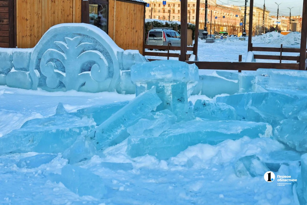 Прощаемся со сказкой: в Челябинске сносят ледовый городок на площади Революции Прощаемся со сказкой: в Челябинске сносят ледовый городок на площади Революции