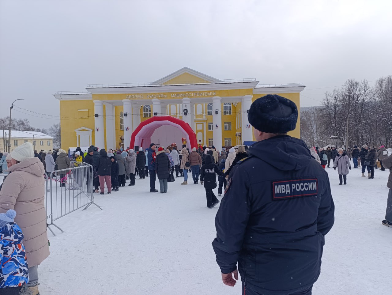 В Челябинской области полицейские обеспечивают охрану общественного порядка в период масленичных гуляний В Челябинской области полицейские обеспечивают охрану общественного порядка в период масленичных гуляний