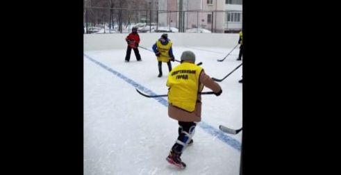 В Челябинске дворовые команды сразились в хоккей на валенках