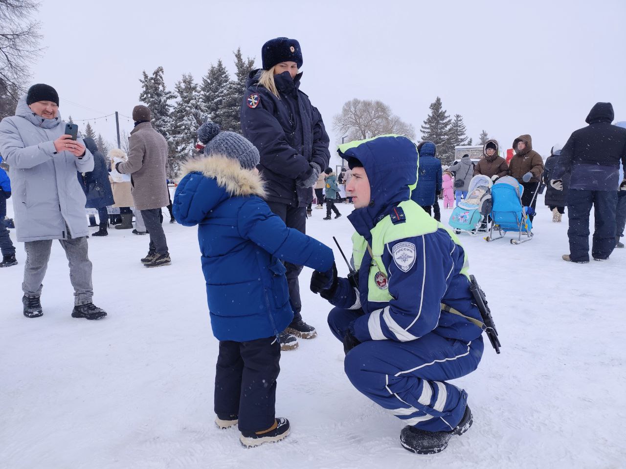 Еще немного кадров о том, как сотрудники полиции обеспечивают охрану общественного порядка во время масленичных гуляний, а госавтоинспекторы регулируют дорожное движение Еще немного кадров о том, как сотрудники полиции обеспечивают охрану общественного порядка во время масленичных гуляний, а госавтоинспекторы регулируют дорожное движение