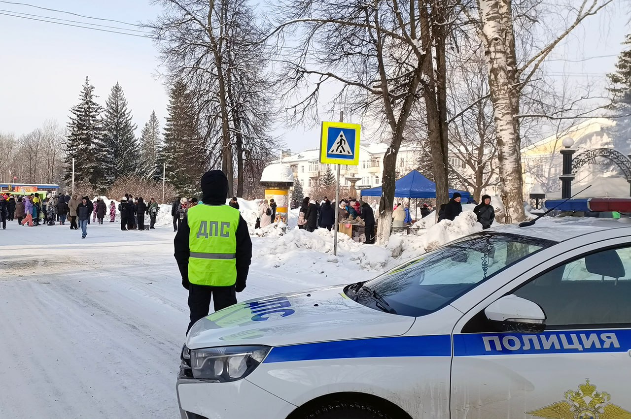 Еще немного кадров о том, как сотрудники полиции обеспечивают охрану общественного порядка во время масленичных гуляний, а госавтоинспекторы регулируют дорожное движение Еще немного кадров о том, как сотрудники полиции обеспечивают охрану общественного порядка во время масленичных гуляний, а госавтоинспекторы регулируют дорожное движение