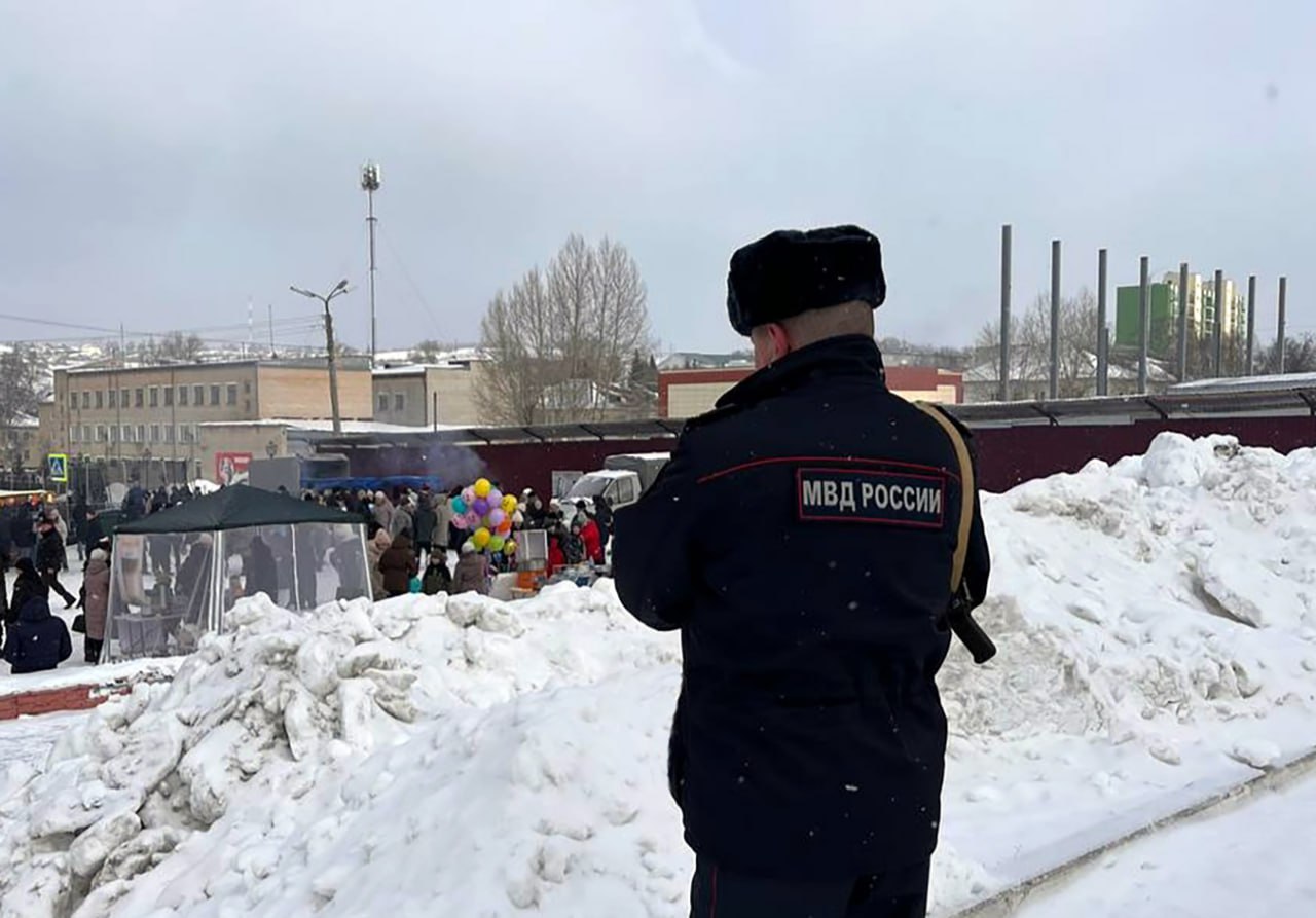 Еще немного кадров о том, как сотрудники полиции обеспечивают охрану общественного порядка во время масленичных гуляний, а госавтоинспекторы регулируют дорожное движение Еще немного кадров о том, как сотрудники полиции обеспечивают охрану общественного порядка во время масленичных гуляний, а госавтоинспекторы регулируют дорожное движение