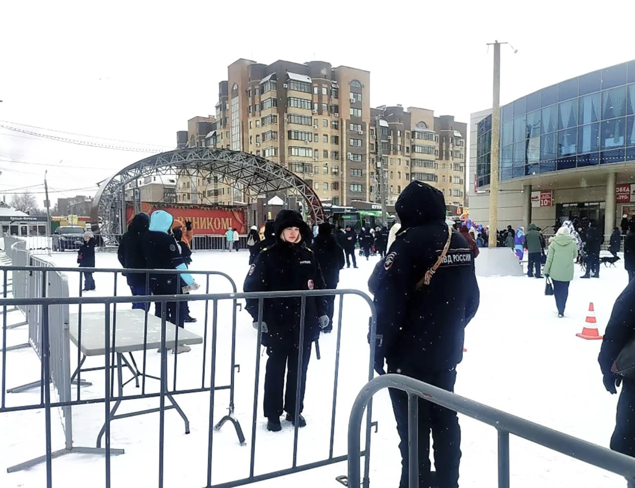 Еще немного кадров о том, как сотрудники полиции обеспечивают охрану общественного порядка во время масленичных гуляний, а госавтоинспекторы регулируют дорожное движение Еще немного кадров о том, как сотрудники полиции обеспечивают охрану общественного порядка во время масленичных гуляний, а госавтоинспекторы регулируют дорожное движение