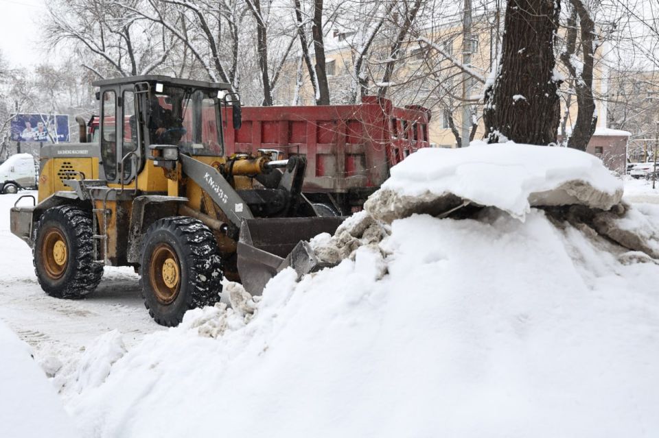 Свыше 500 рабочих вышли на расчистку дорог в Челябинске