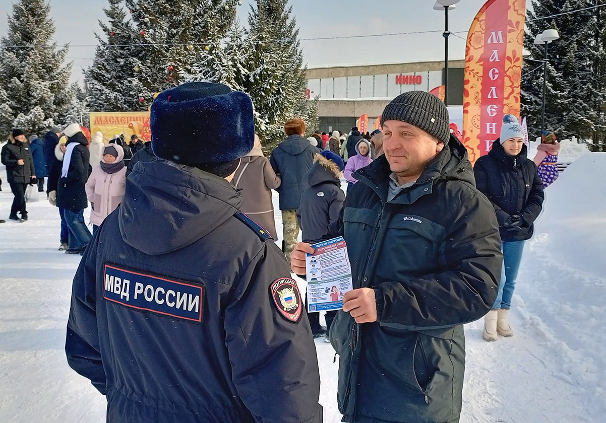 Еще немного кадров о том, как сотрудники полиции обеспечивают охрану общественного порядка во время масленичных гуляний, а госавтоинспекторы регулируют дорожное движение Еще немного кадров о том, как сотрудники полиции обеспечивают охрану общественного порядка во время масленичных гуляний, а госавтоинспекторы регулируют дорожное движение