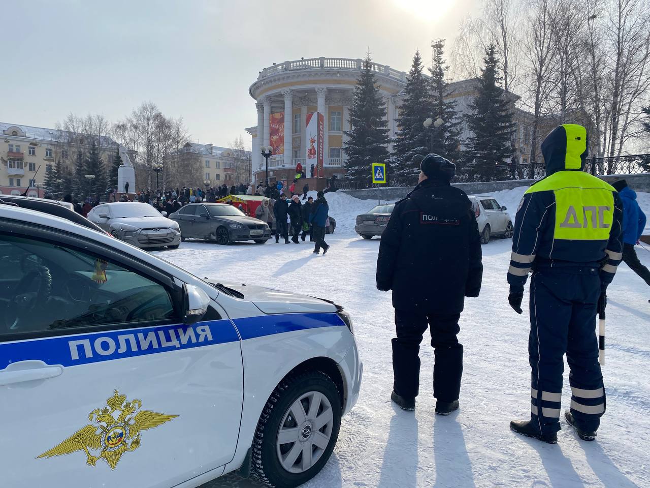 Еще немного кадров о том, как сотрудники полиции обеспечивают охрану общественного порядка во время масленичных гуляний, а госавтоинспекторы регулируют дорожное движение Еще немного кадров о том, как сотрудники полиции обеспечивают охрану общественного порядка во время масленичных гуляний, а госавтоинспекторы регулируют дорожное движение