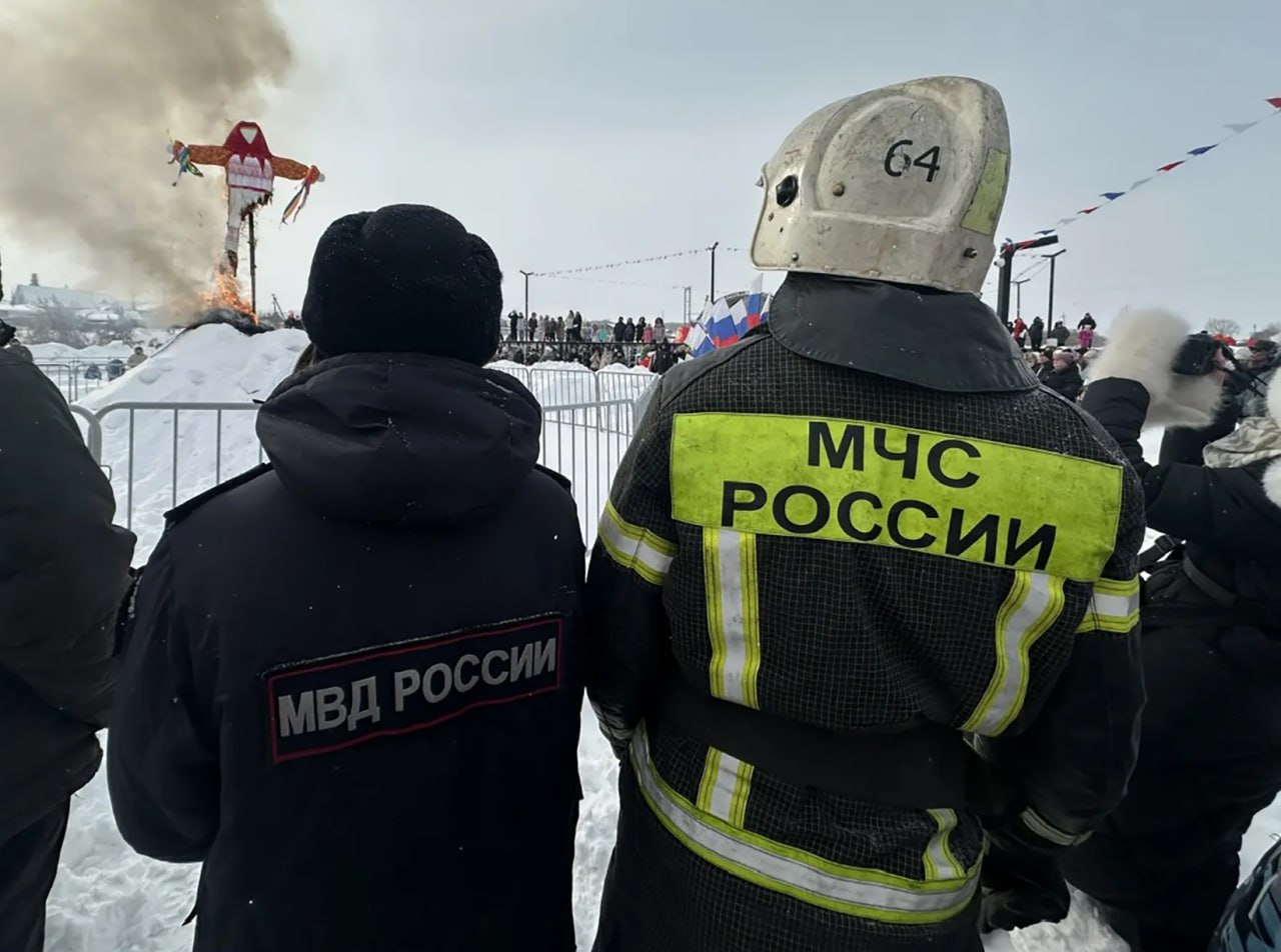 Еще немного кадров о том, как сотрудники полиции обеспечивают охрану общественного порядка во время масленичных гуляний, а госавтоинспекторы регулируют дорожное движение Еще немного кадров о том, как сотрудники полиции обеспечивают охрану общественного порядка во время масленичных гуляний, а госавтоинспекторы регулируют дорожное движение