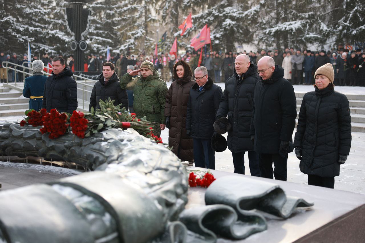 В Челябинске у «Вечного огня» почтили память защитников Отечества В Челябинске у «Вечного огня» почтили память защитников Отечества