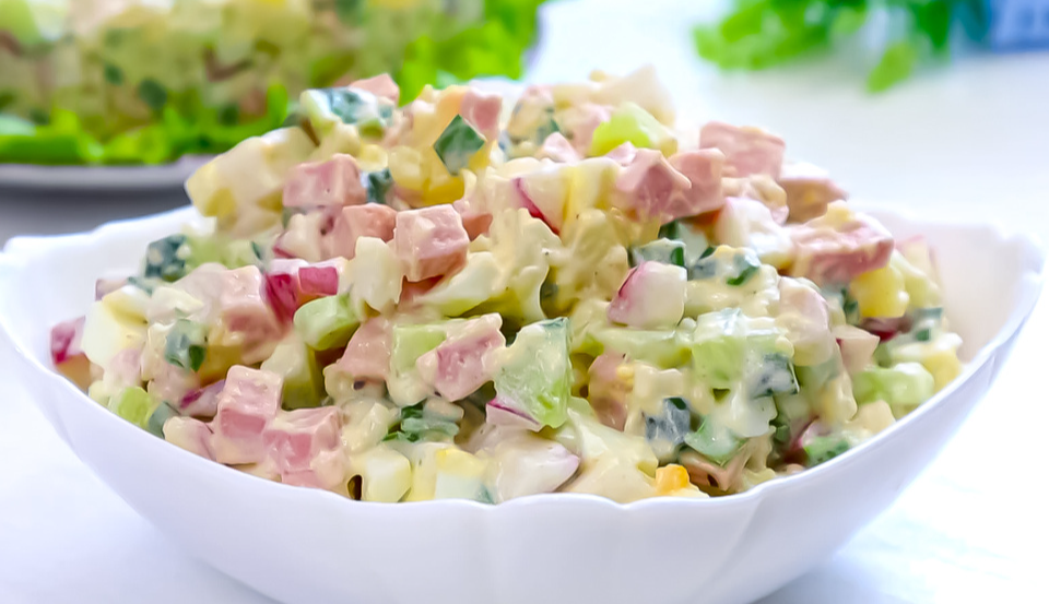 Как сделать идеальный салат Оливье с ветчиной для праздника