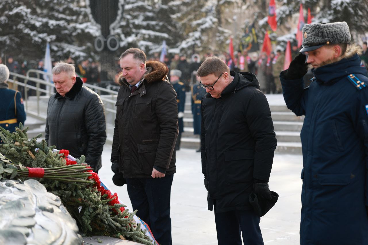 В Челябинске у «Вечного огня» почтили память защитников Отечества В Челябинске у «Вечного огня» почтили память защитников Отечества