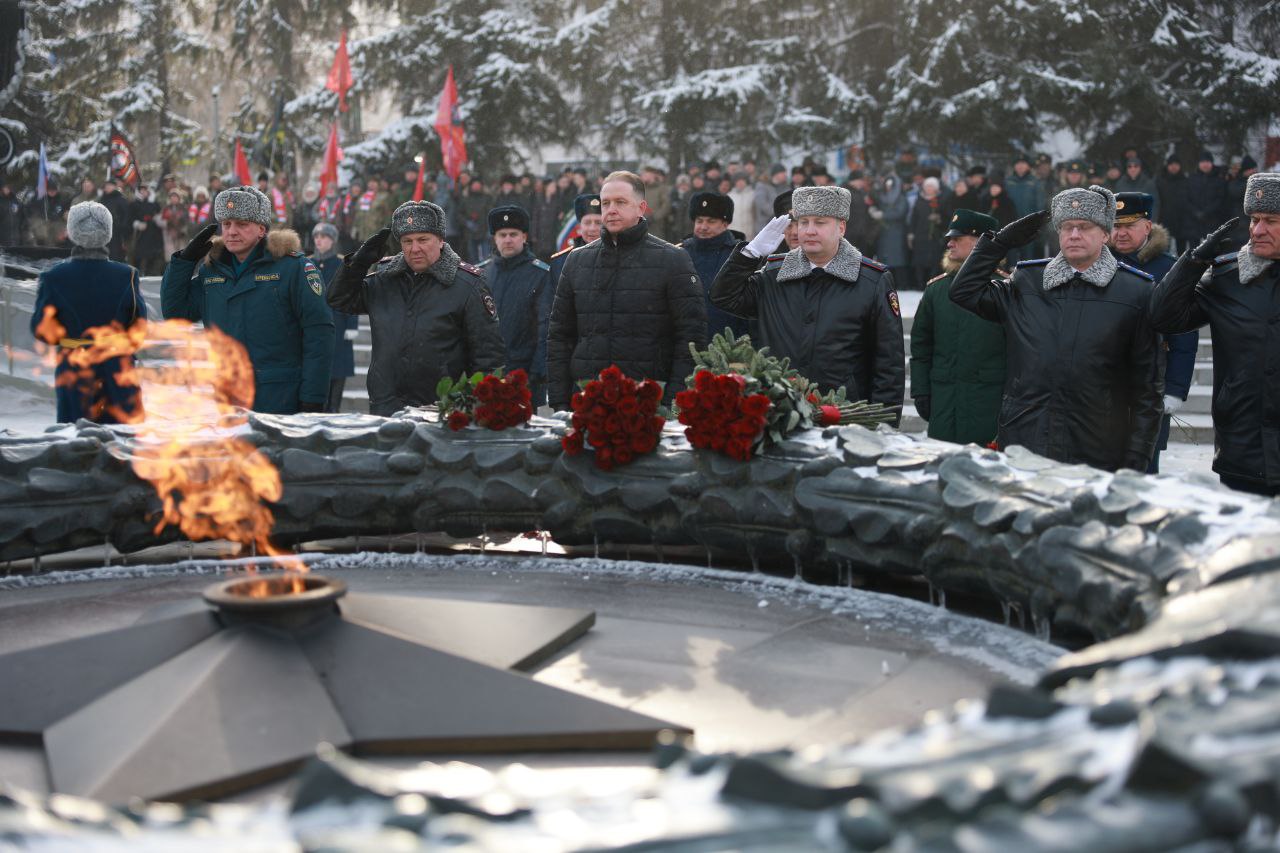 В Челябинске у «Вечного огня» почтили память защитников Отечества В Челябинске у «Вечного огня» почтили память защитников Отечества