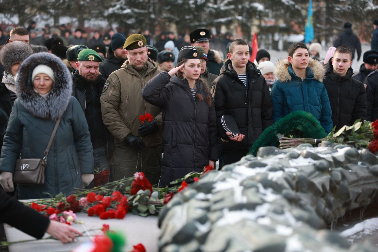 В Челябинске у «Вечного огня» почтили память защитников Отечества В Челябинске у «Вечного огня» почтили память защитников Отечества
