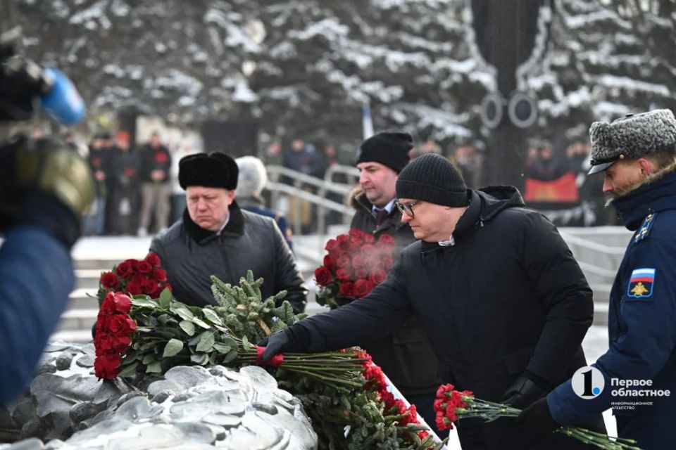 Алексей Текслер возложил цветы к Вечному огню в День защитника Отечества