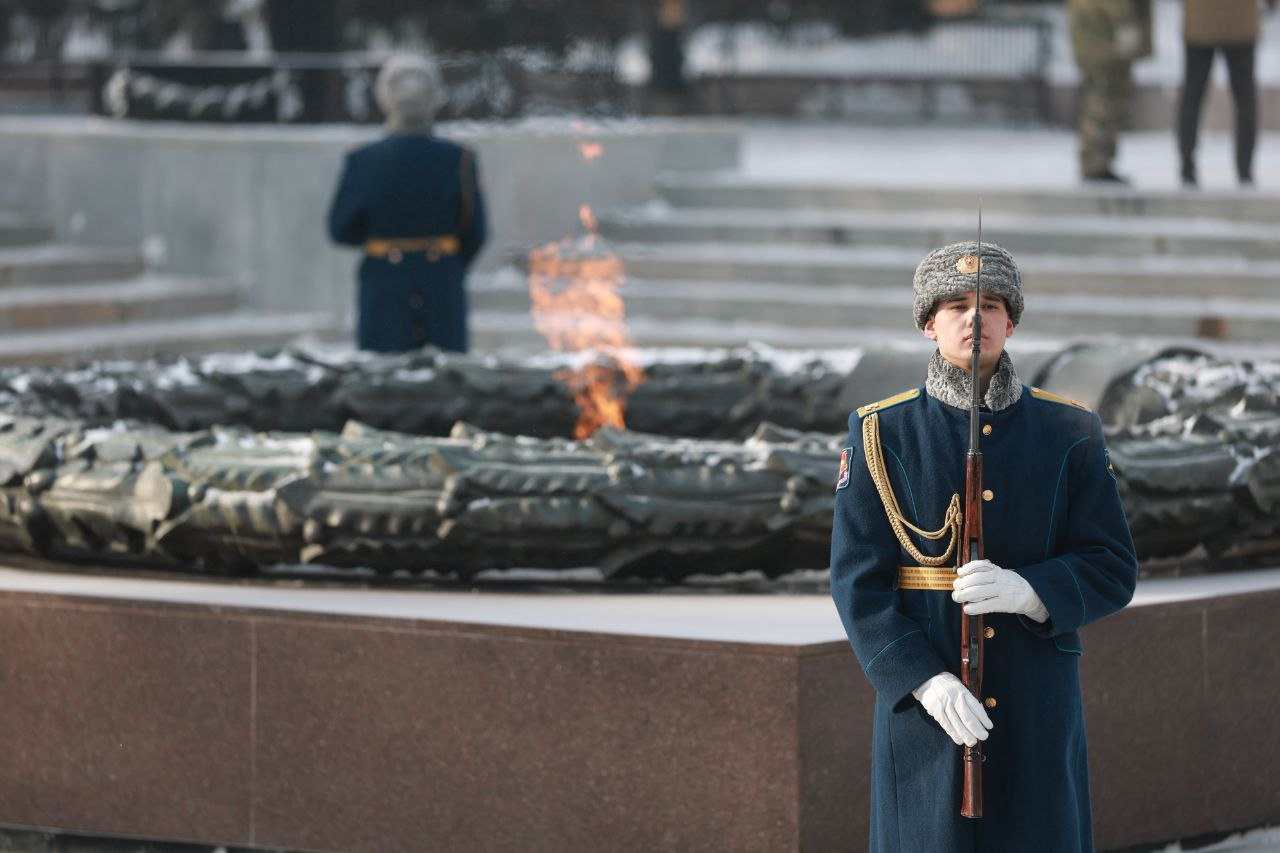 В Челябинске у «Вечного огня» почтили память защитников Отечества В Челябинске у «Вечного огня» почтили память защитников Отечества